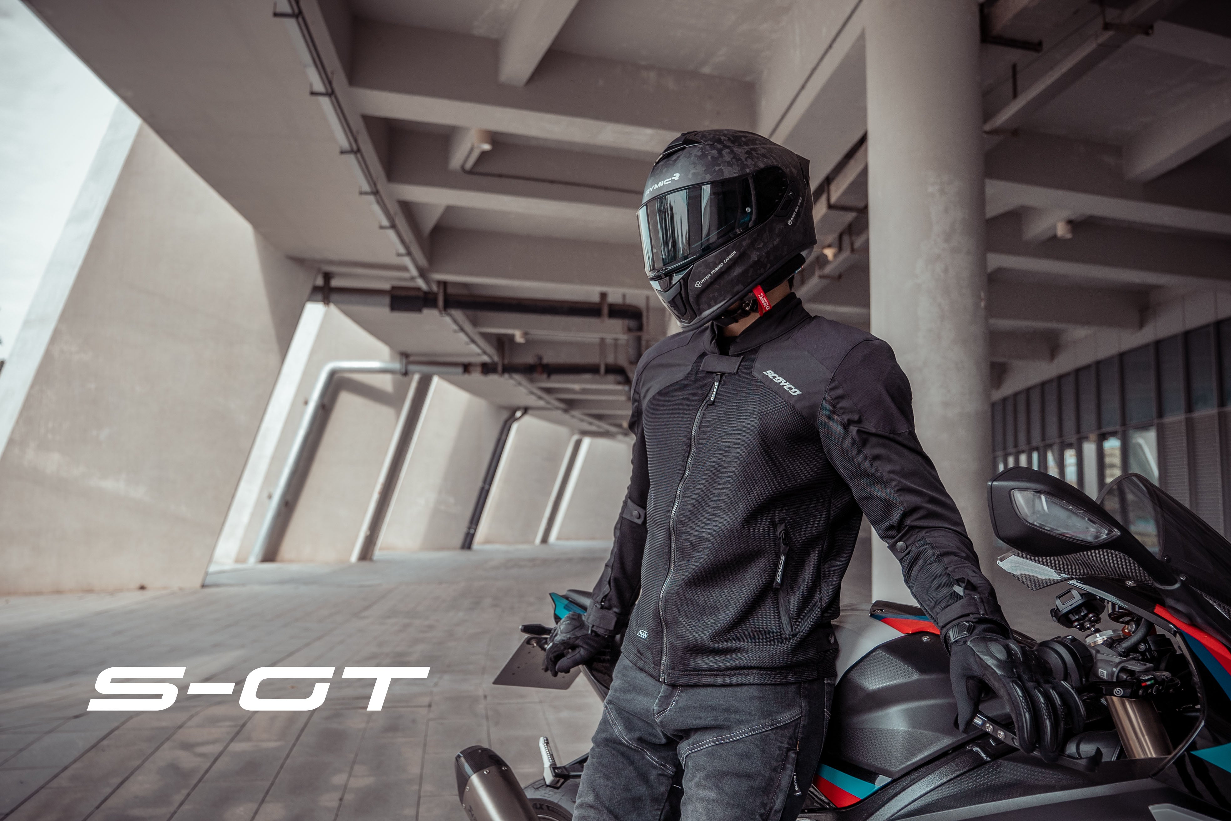 A rider wearing the RYMIC S-GT matte full face helmet, showcasing its sleek aerodynamic profile.