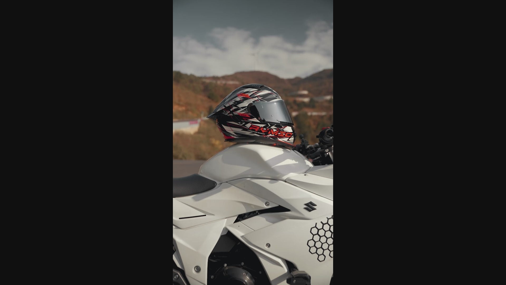 Load video: Video overview of the RYMIC sr6 full face helmet.