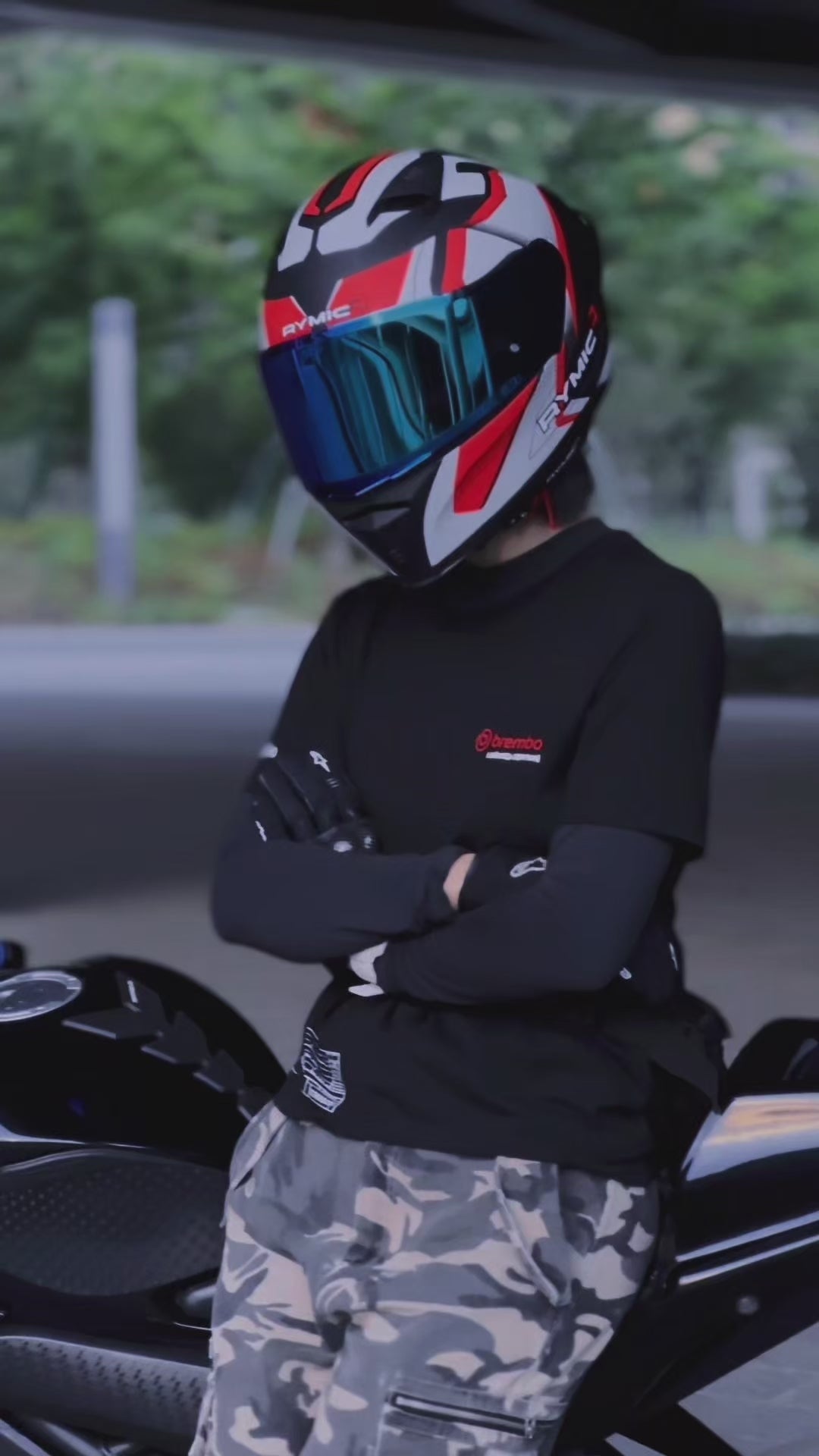 Load video: Video overview of the RYMIC sr6 full face helmet.