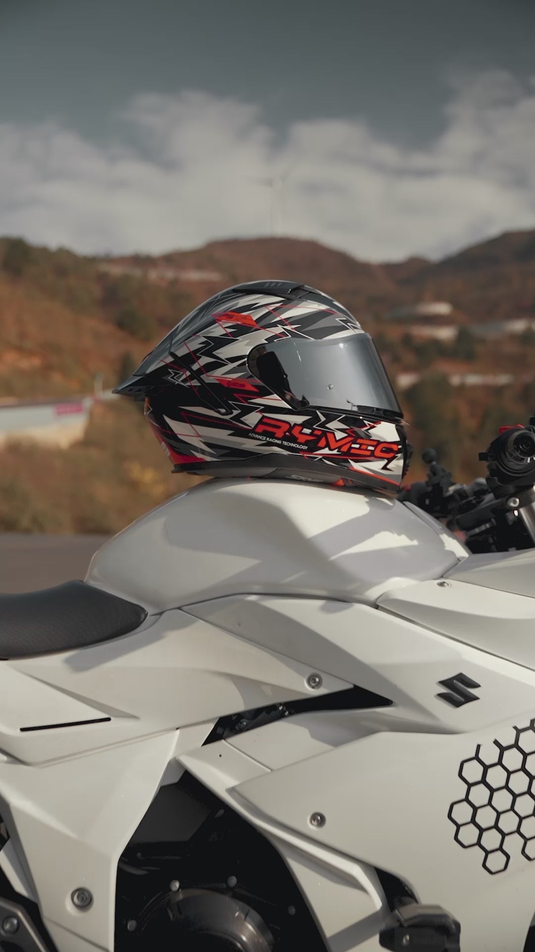 Load video: Video overview of the RYMIC sr6 full face helmet.