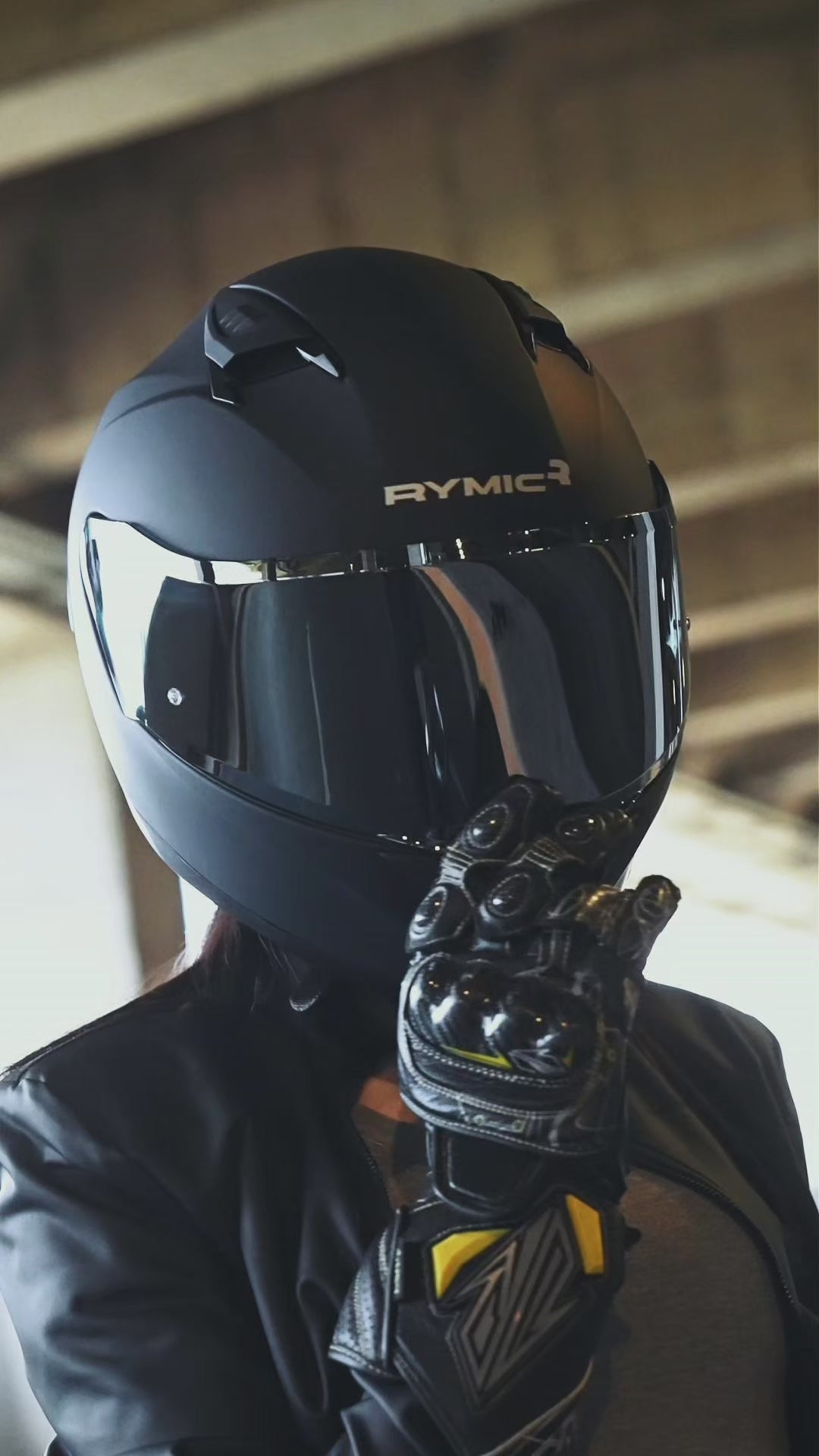 Load video: Video overview of the RYMIC sr6 full face helmet.