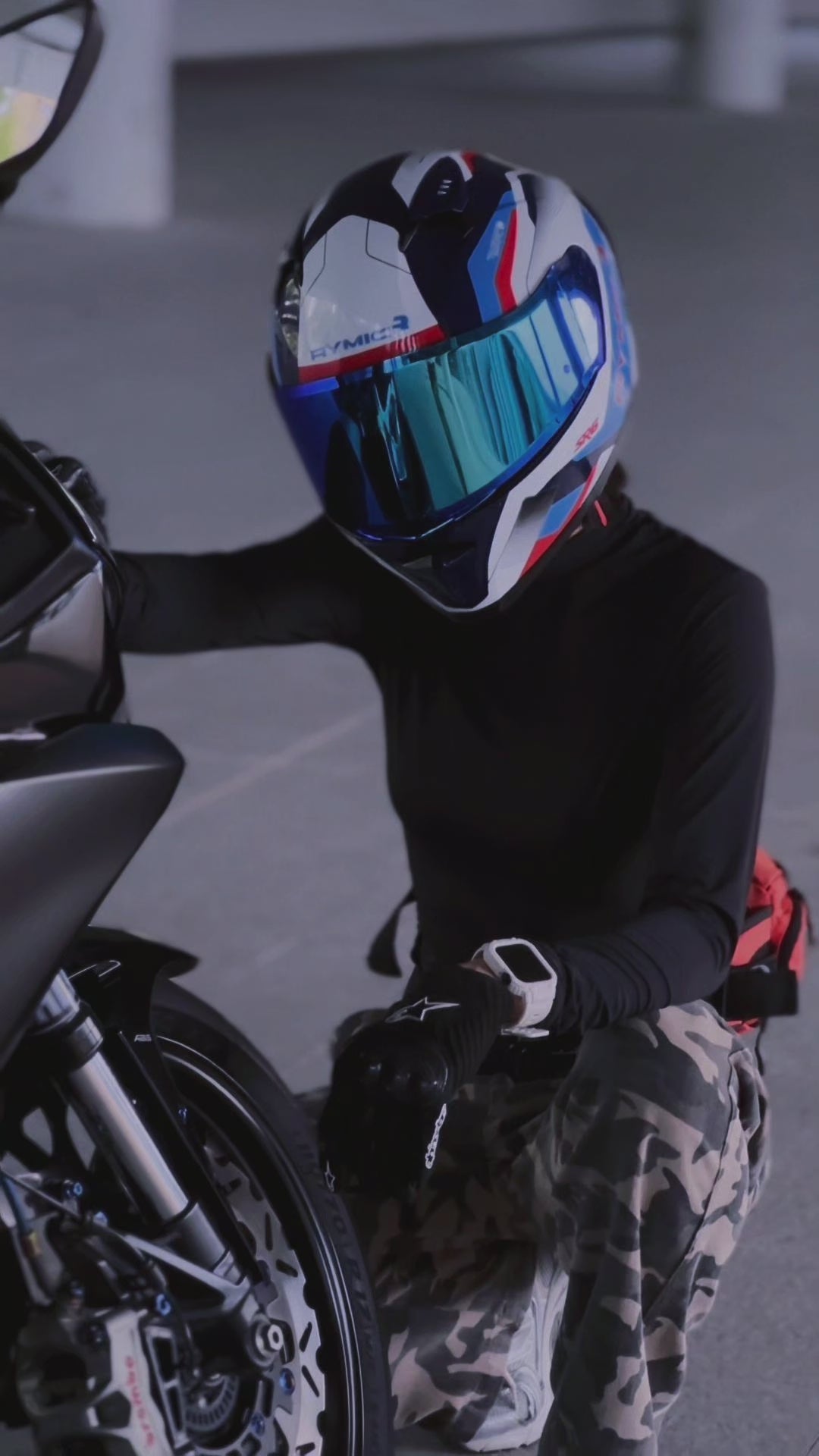 Load video: Video overview of the RYMIC sr6 full face helmet.