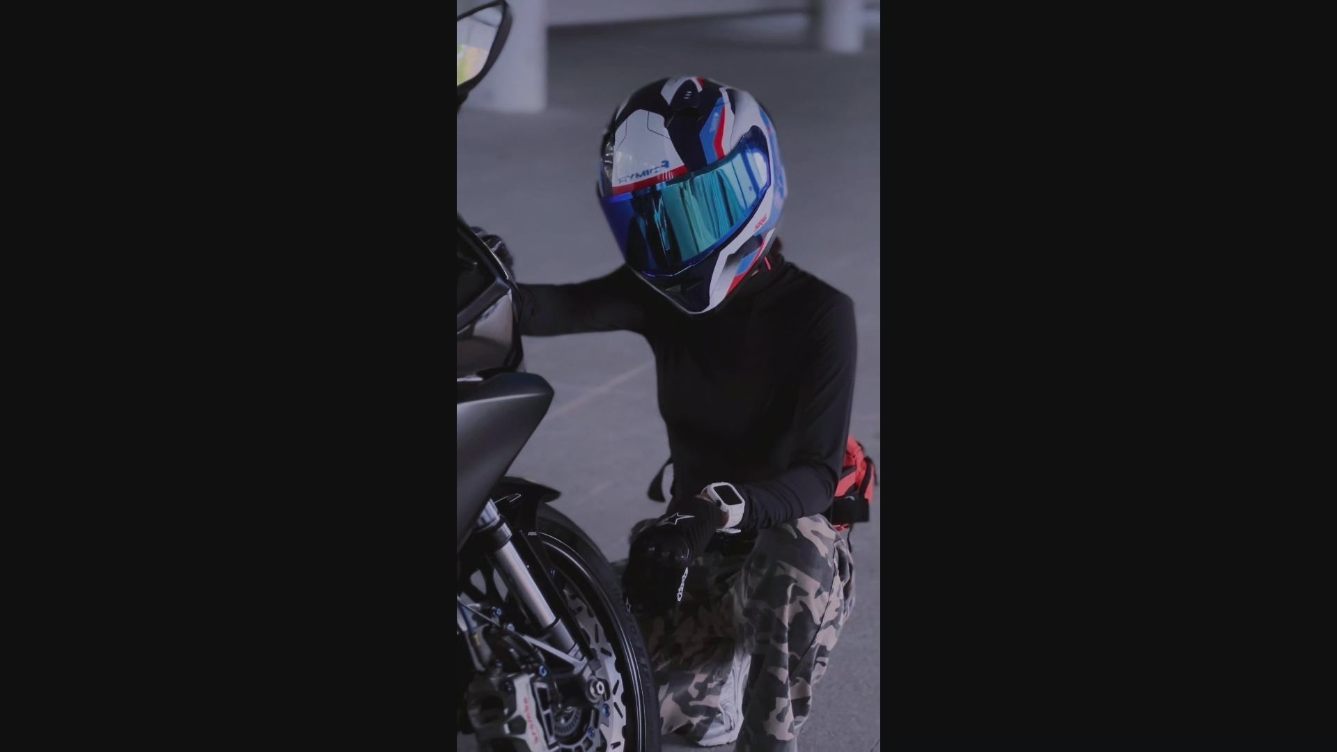 Load video: Video overview of the RYMIC sr6 full face helmet.
